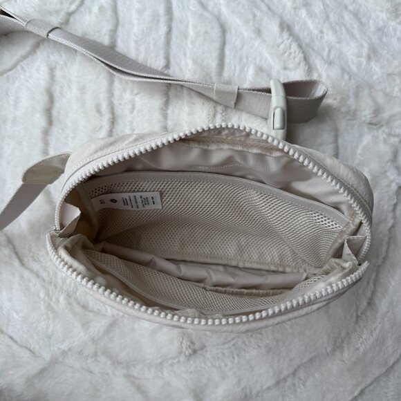 Lululemon Everywhere Belt Bag White Opal Large 2L - Picture 3 of 7